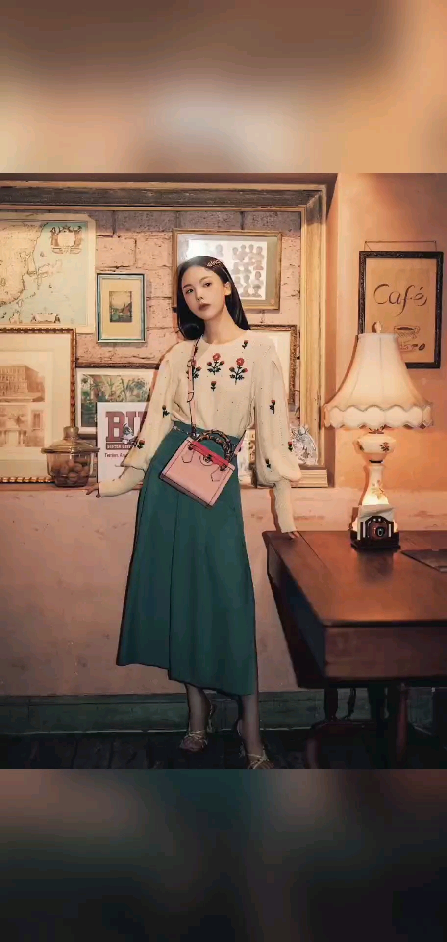 秋日穿搭#明星2021新款时尚ouverture花卉刺绣花朵绣花灯笼袖毛衣