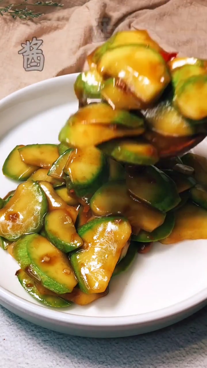 在家做个拿手菜#酱爆西葫芦,酱香浓烈,美味实足9195959595