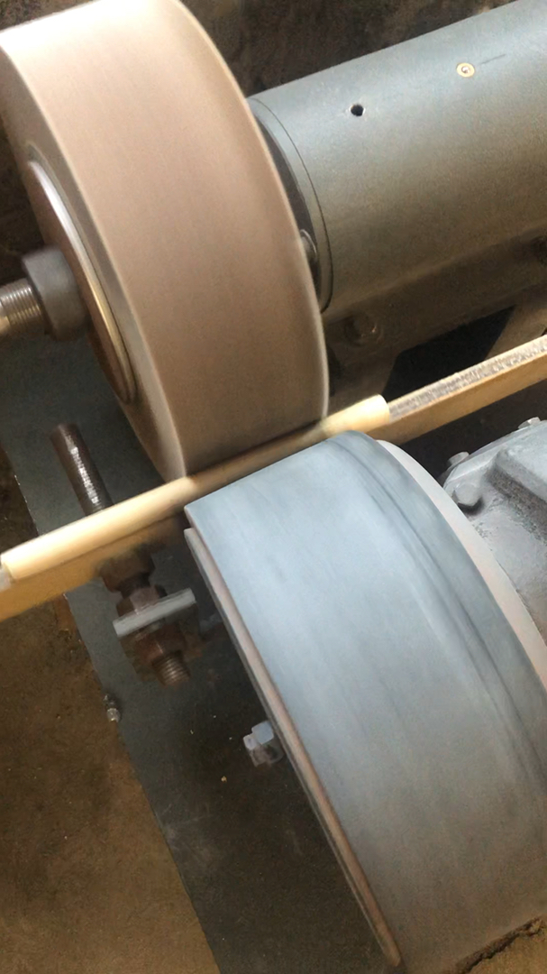 外圆竹子打磨抛光机竹竿抛光打磨机自动小型