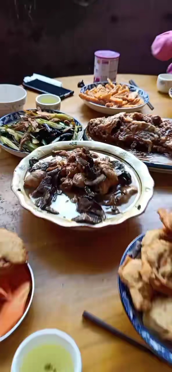 过好冬天#冬天吃饭一定要吃好,比如热气腾腾的饺子,或者火锅,像这样