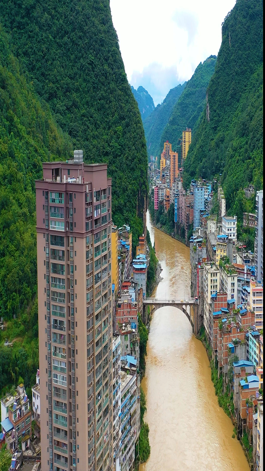 云南最窄县城盐津,两边都是悬崖绝壁,可谓真正的一线县城