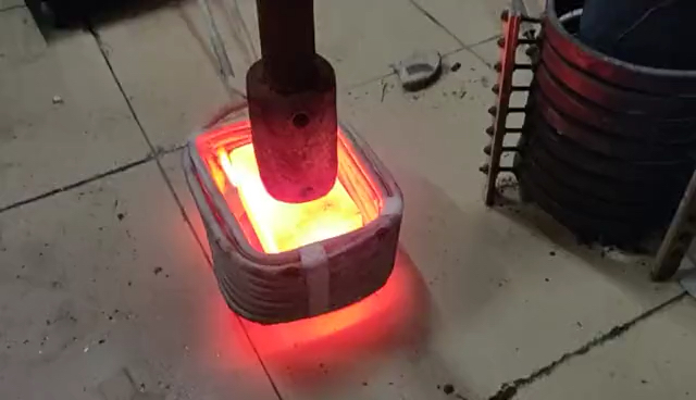 钢铁块加热热锻红冲锻打处理,中频锻造炉