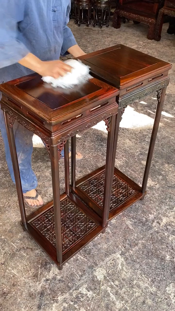 古典红木家具花架是家里必不可少的一部分