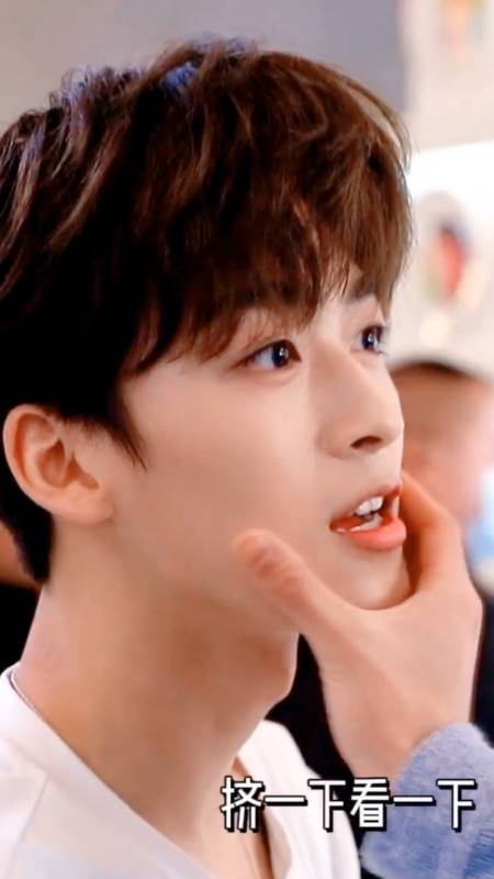 何洛洛拍戏现场一直被各种捏脸,最后都开始捏嘴了,看这嘟嘟嘴的样子