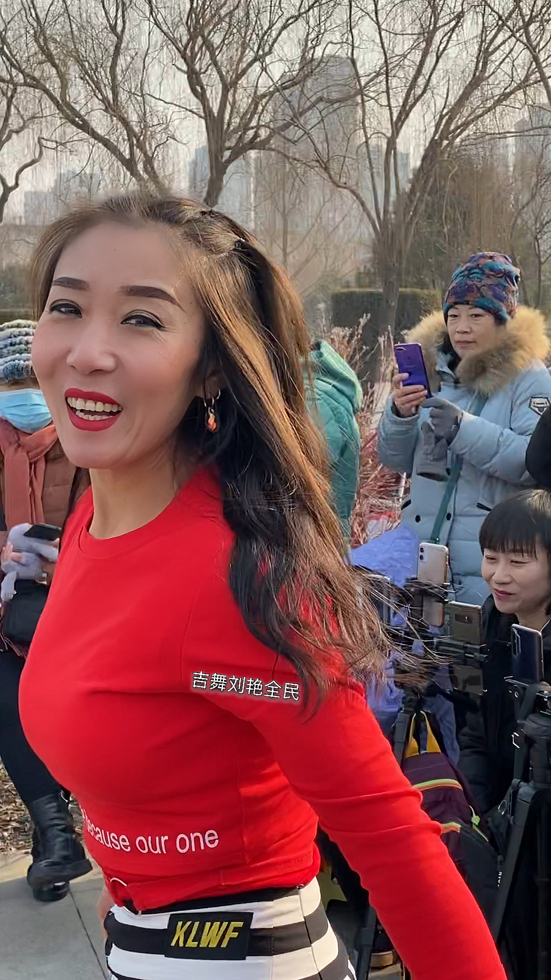 零下二十度美女脱大衣外套准备跳舞,支持一下吧