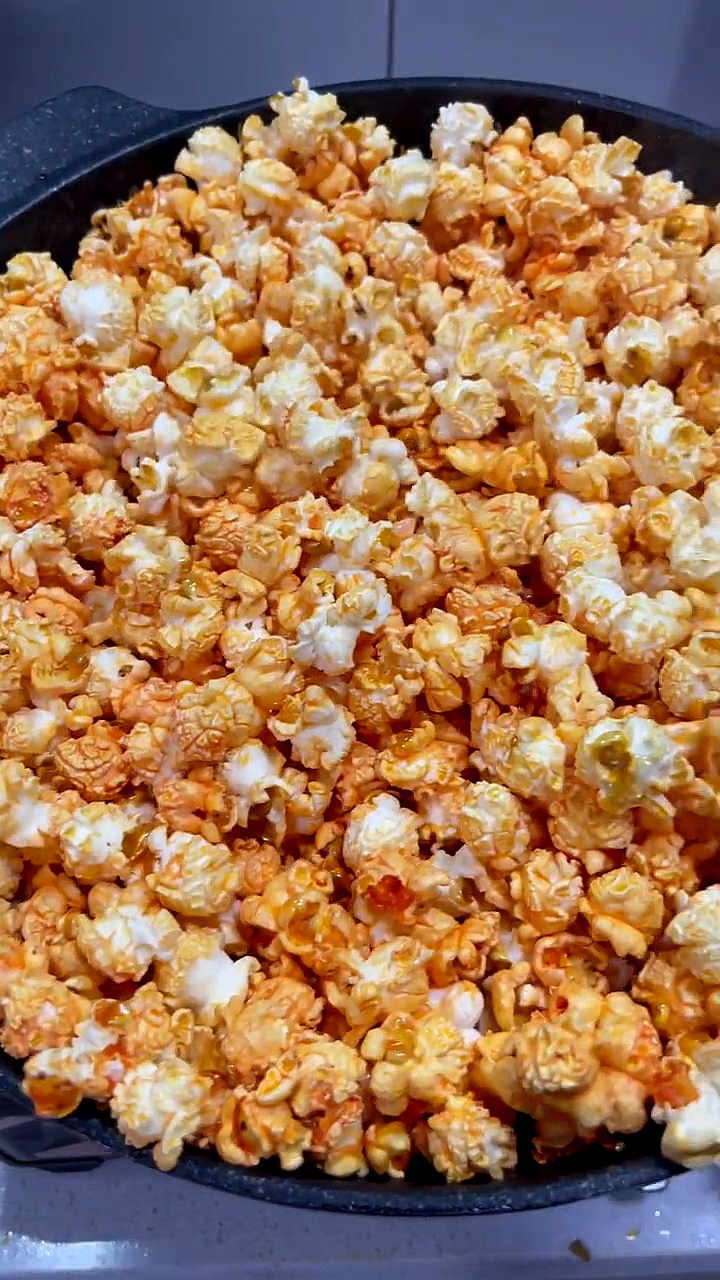 草莓口味爆米花吃过没有酥酥脆脆还带有一点草莓味好吃得不得了简单