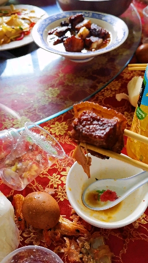农村大席#农村大席上的八大块颜色红亮,晶莹剔透,并且又很好吃哦