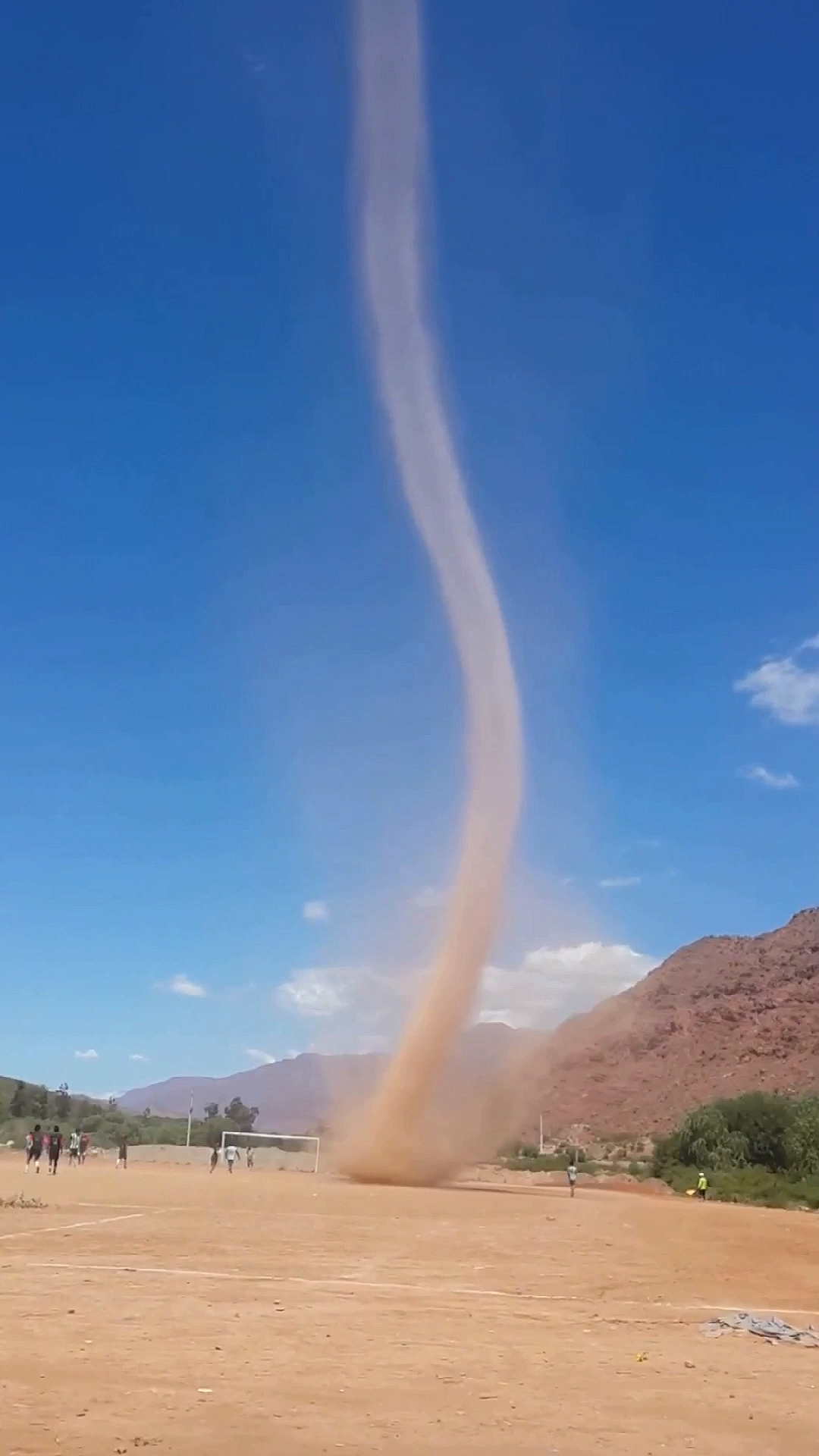 大自然奇观#小型龙卷风靠近