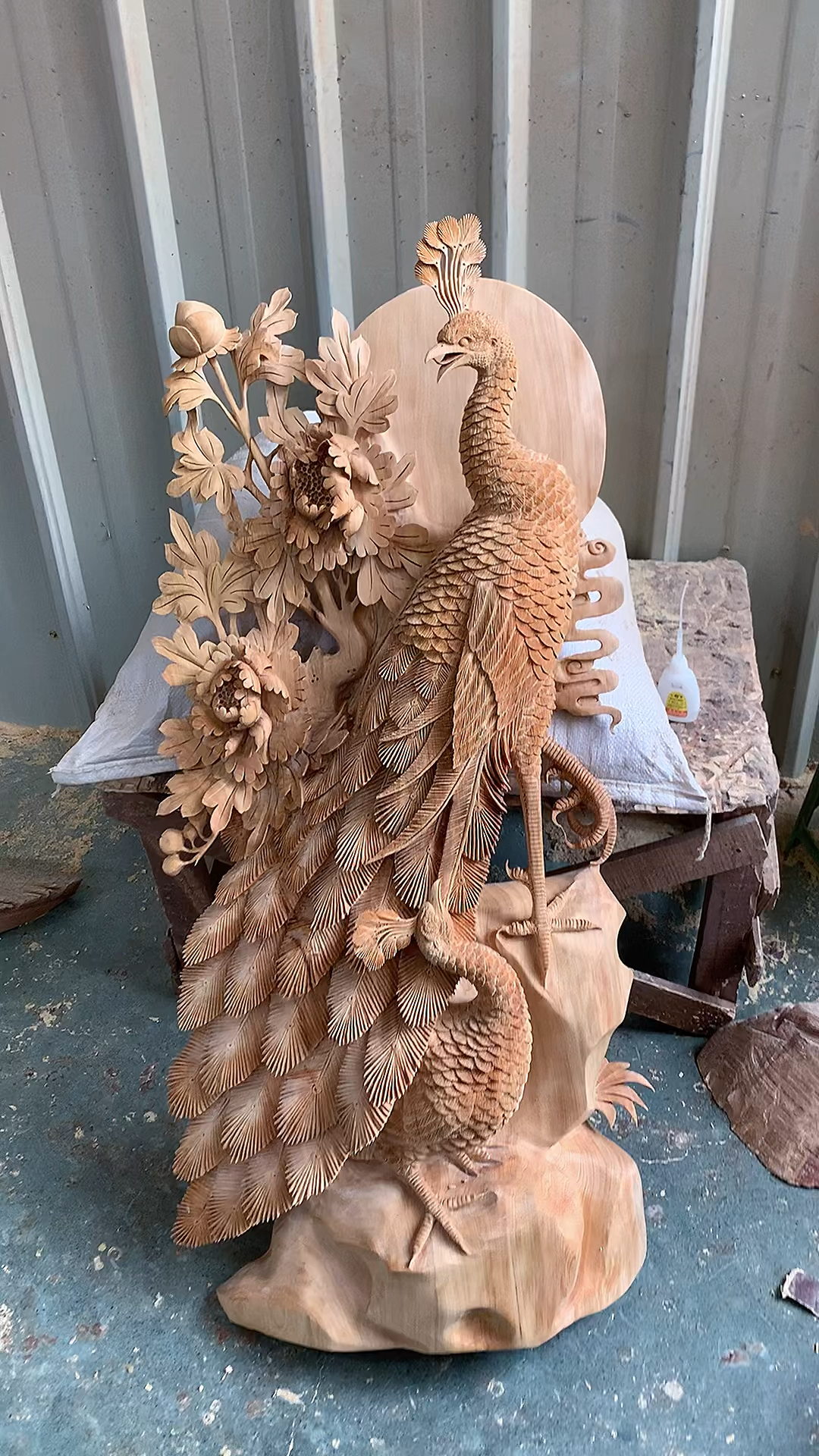 木雕制作过程#木雕花开富贵根雕孔雀摆件