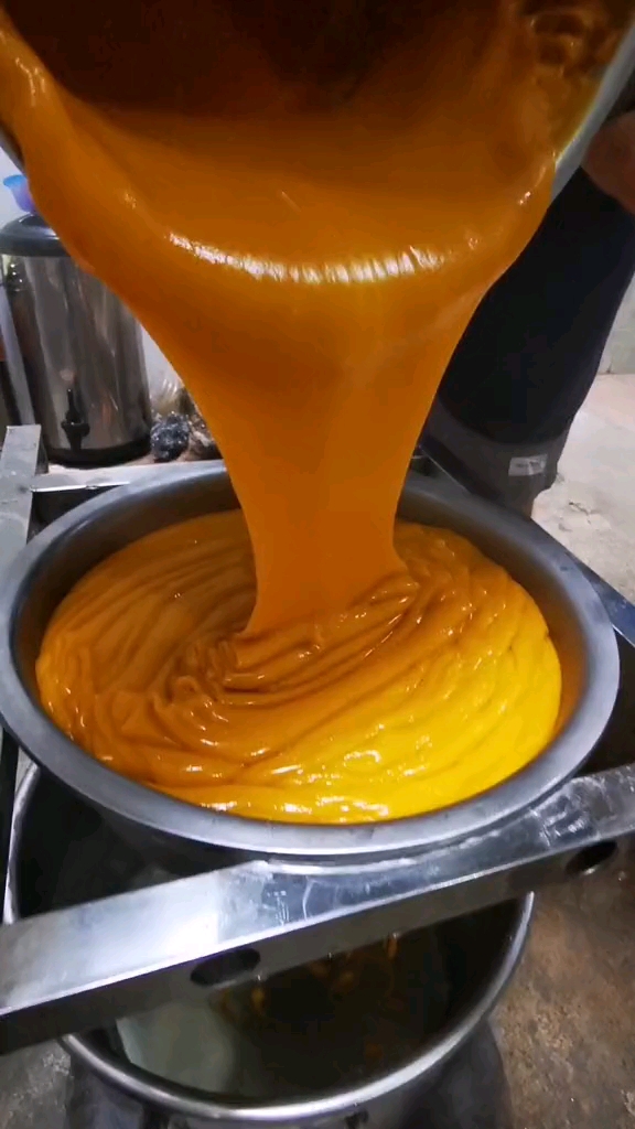 妈妈说,这个叫做槐花蛆