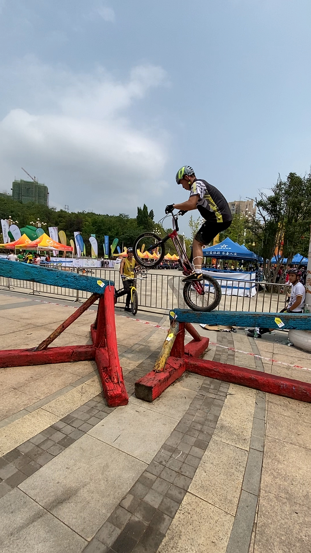 攀爬自行车#危险动作,请勿模仿