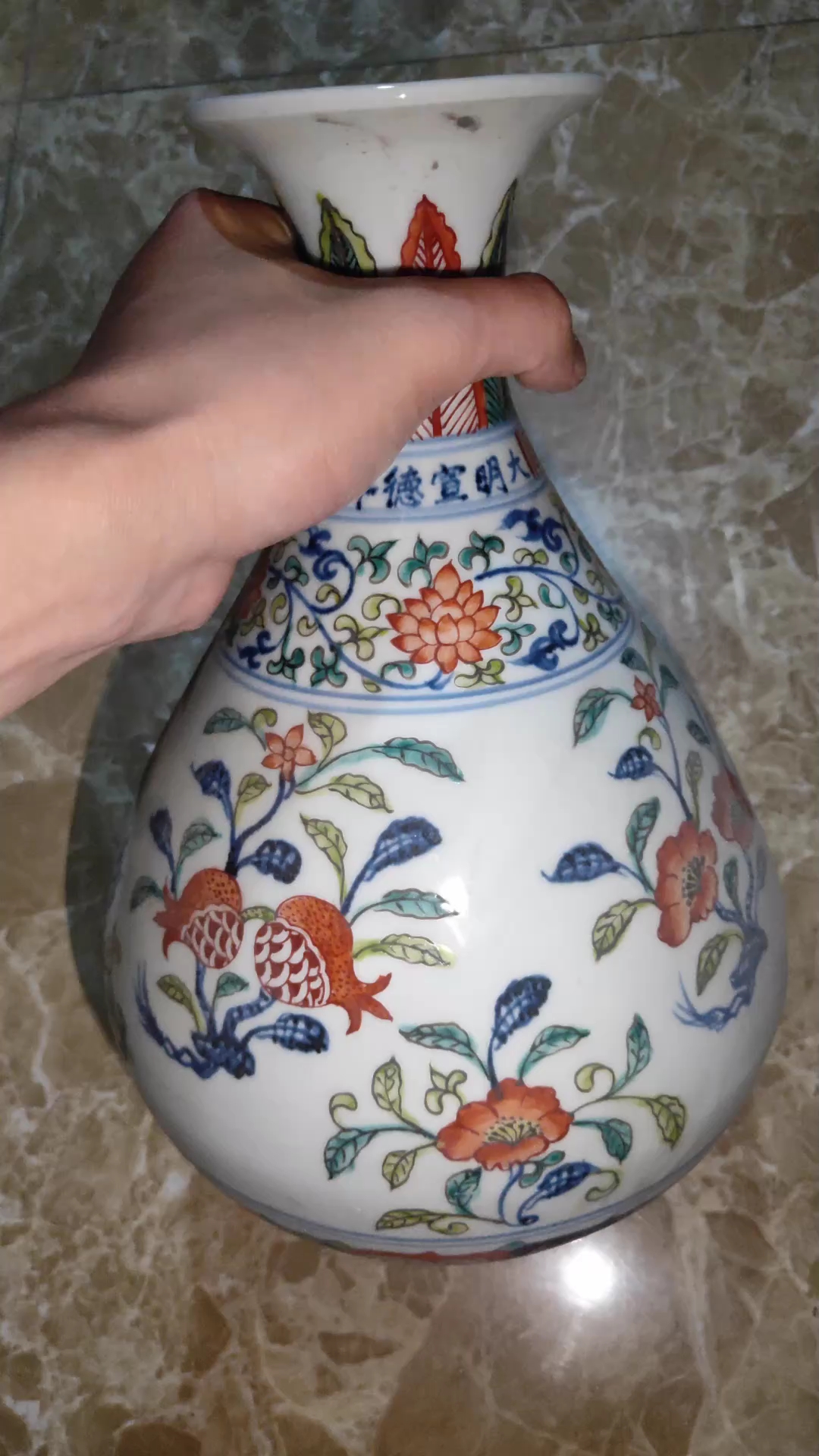 纯手绘斗彩花瓶