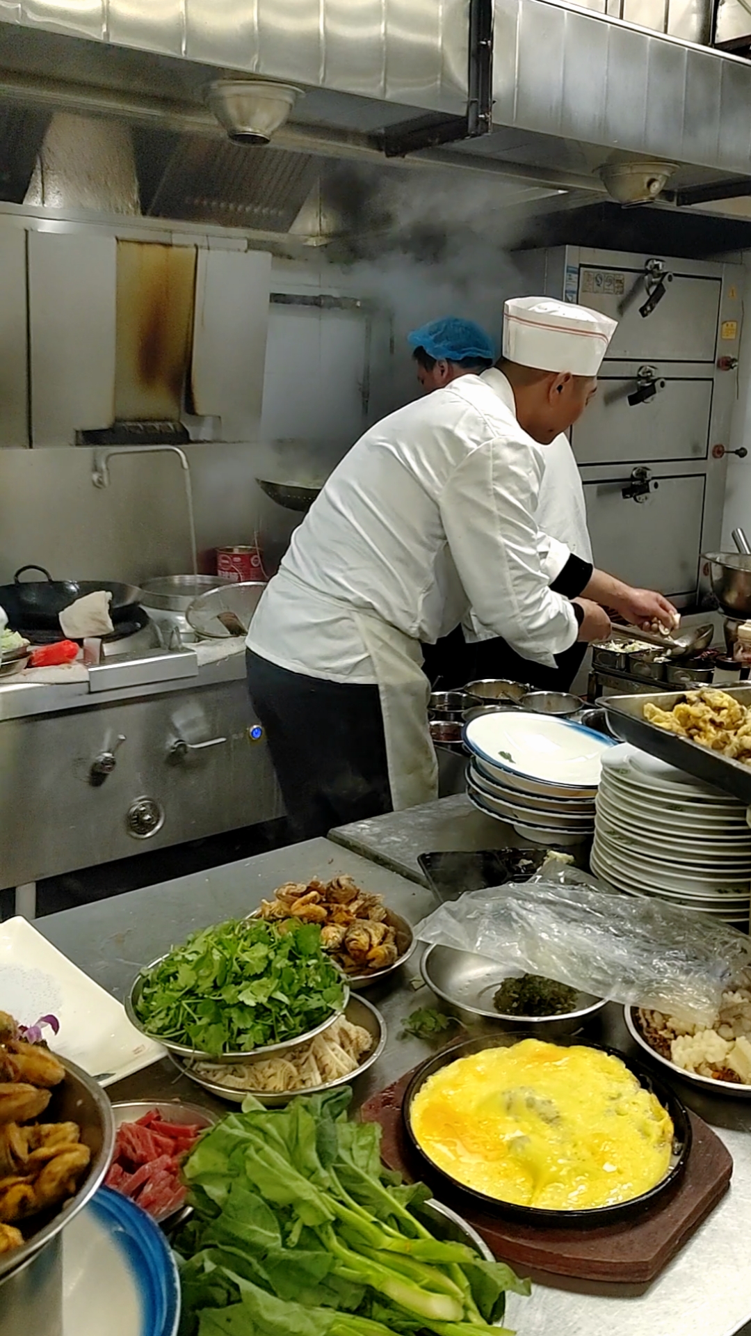 饭店后厨走菜真热闹