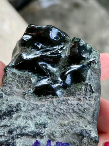 翡翠#墨翠!莫西沙敞口,肉质细腻,黑度浓,底子相当干净.