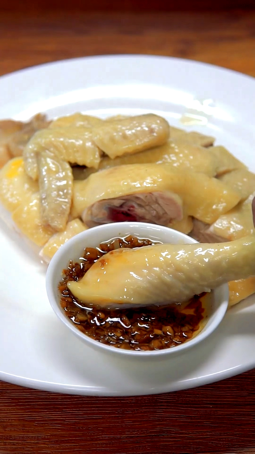 烧腊培训#白切鸡砍鸡摆盘教程分享,烧腊实体店老师傅现场教学-度小视