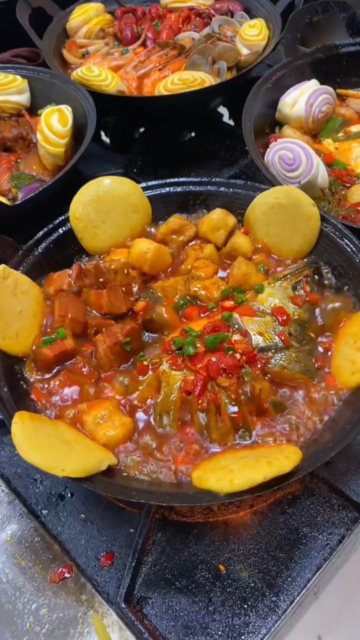 特色小地锅系列,蔬菜,肉类,海鲜等都能做,一年四季可以做.