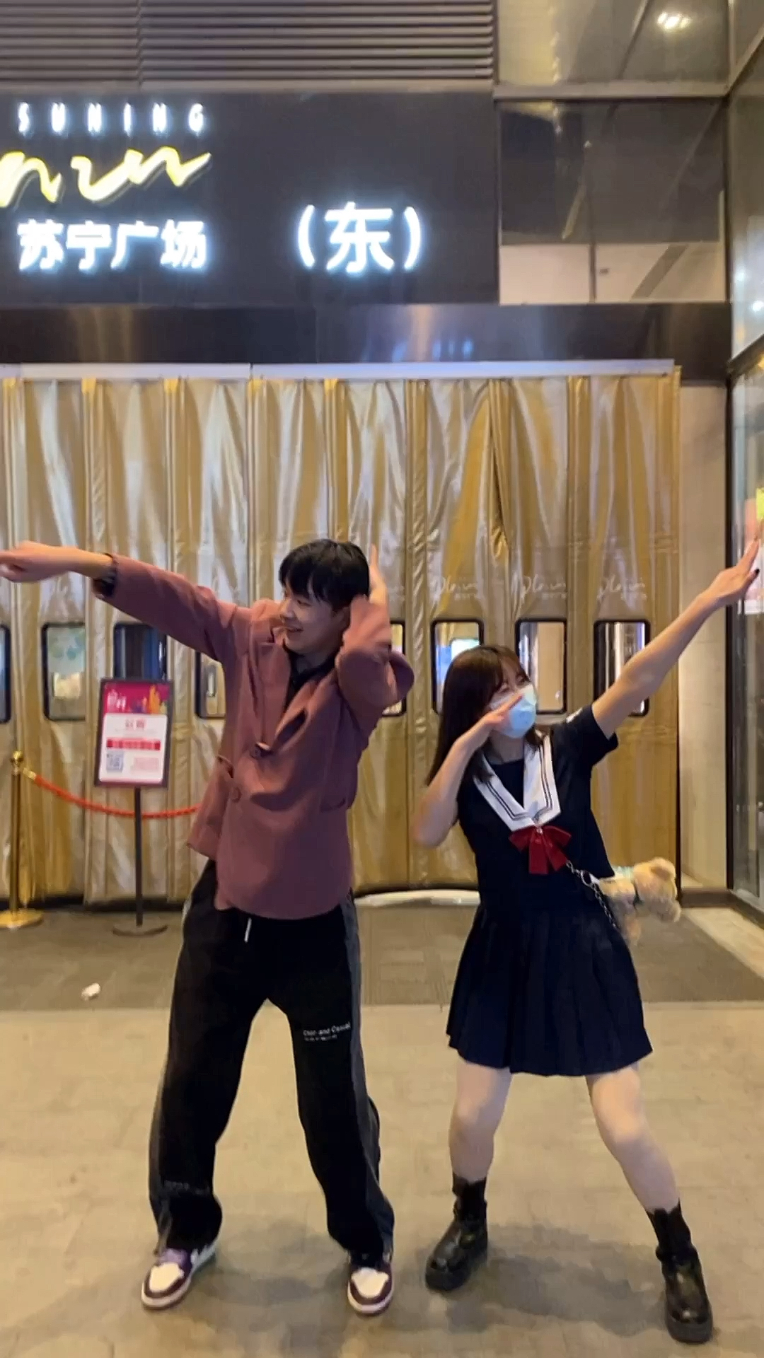 人人都嘲笑精神小伙可谁不想摇出一套丝滑的招式呢