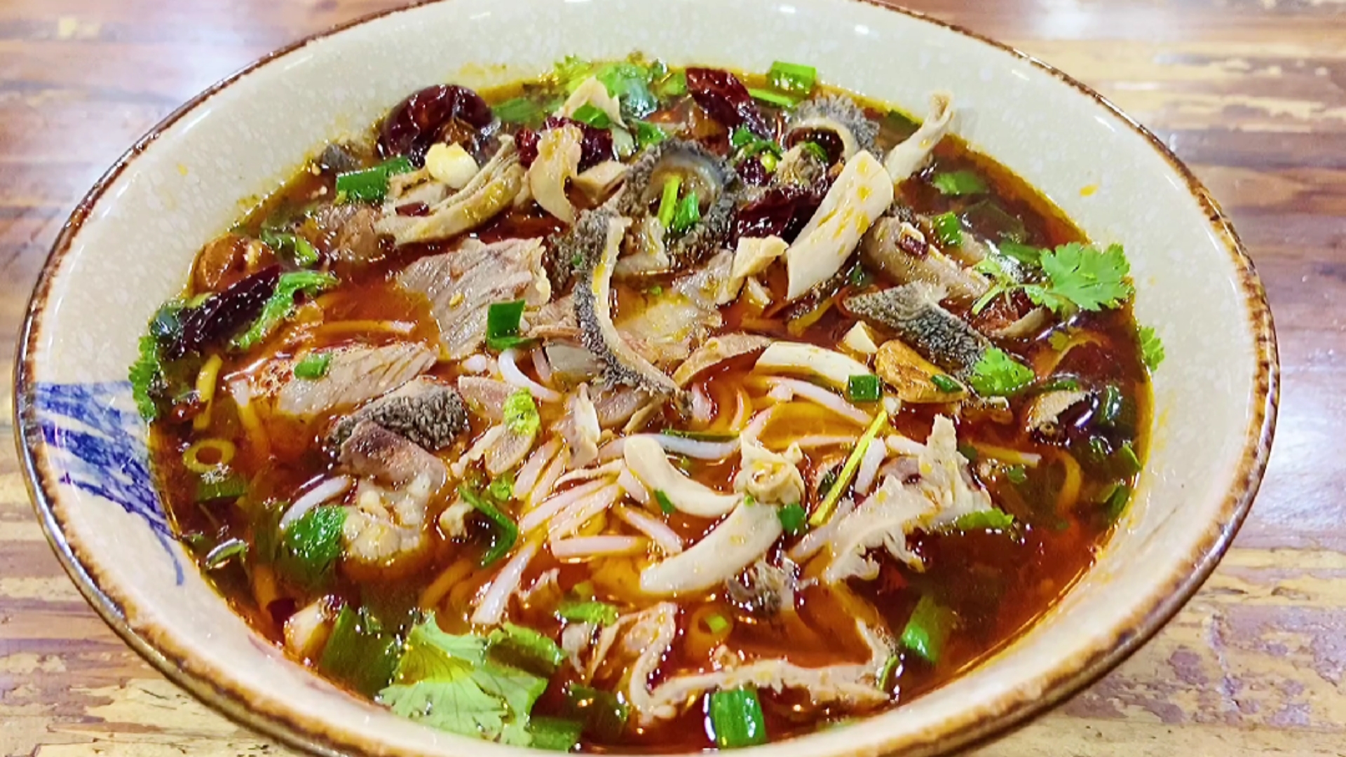 羊肉粉培训#贵州羊肉粉实体店培训:这碗是麻辣羊杂粉,好吃到不要不要