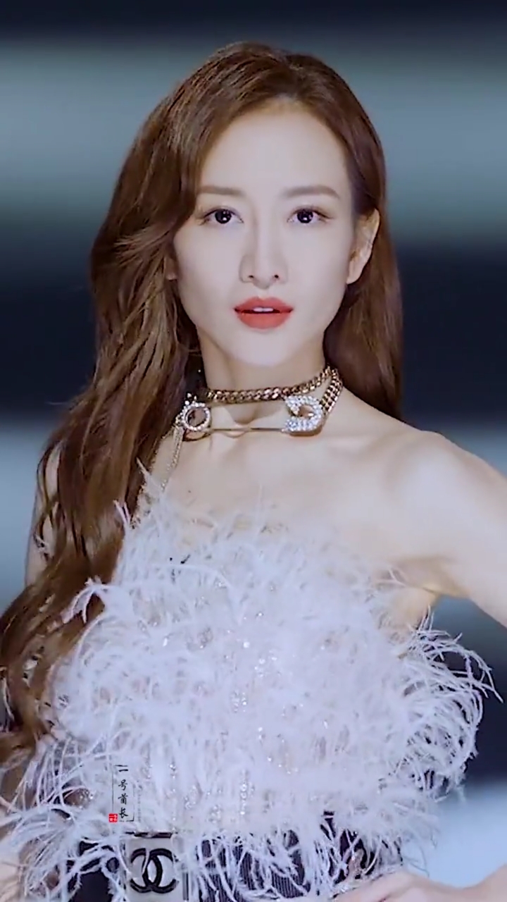 王鸥这大长腿绝了.#乘风破浪的姐姐第四次公演#乘风破浪的姐姐2