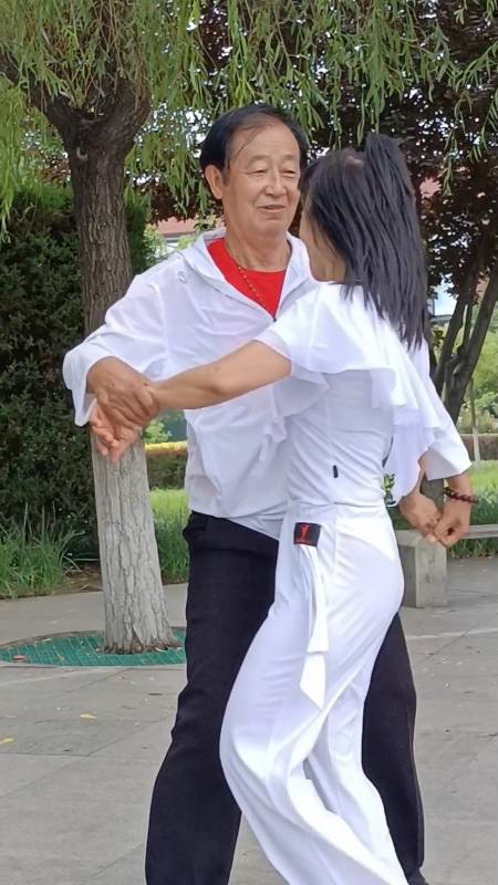 美女跳舞太有魅力了,大叔都看入迷了!-度小视