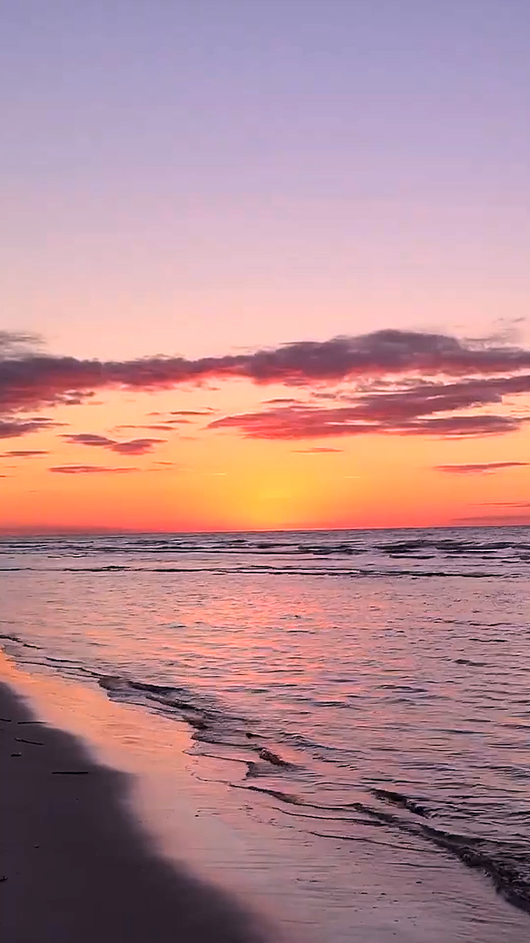 旅游进行时宝藏男孩的海边落日海天一色静静感受海风的温柔