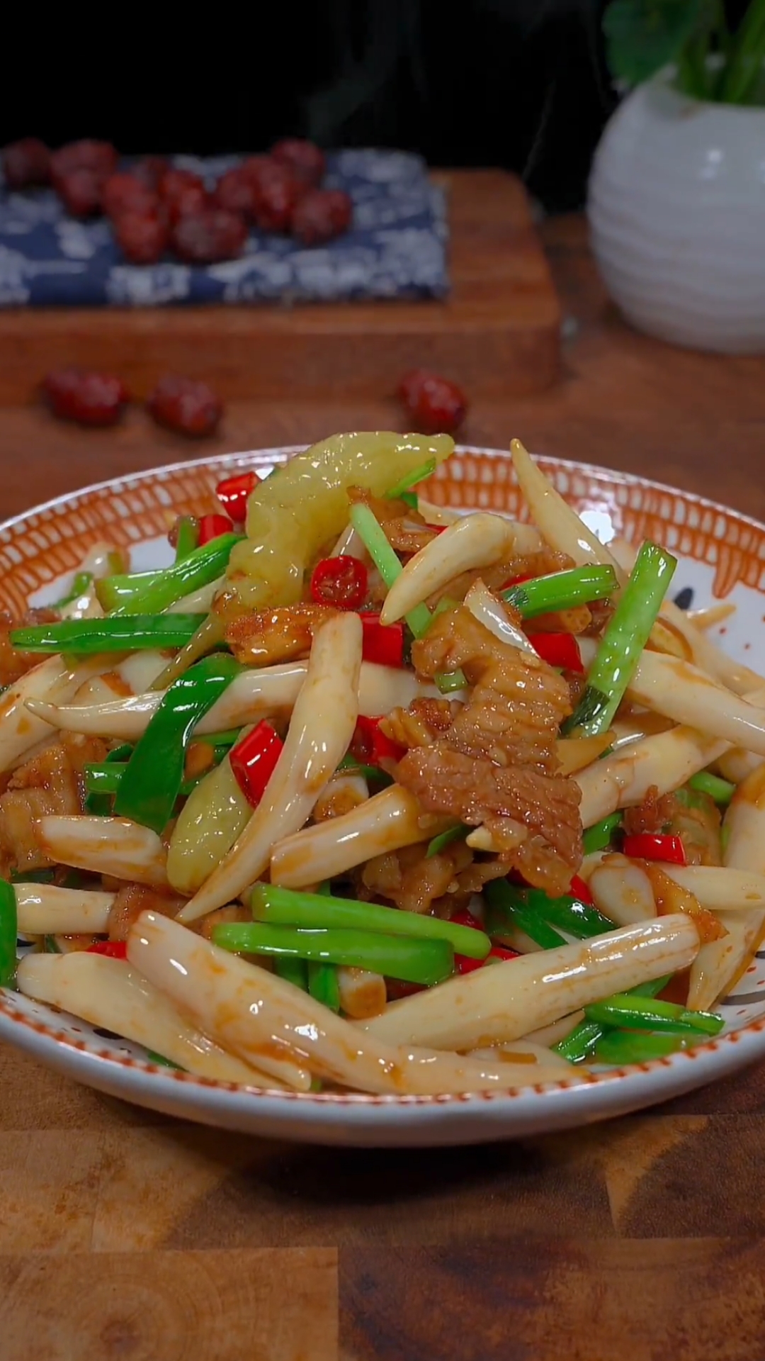 美食#像我这样做一道泡藕尖炒肉-度小视