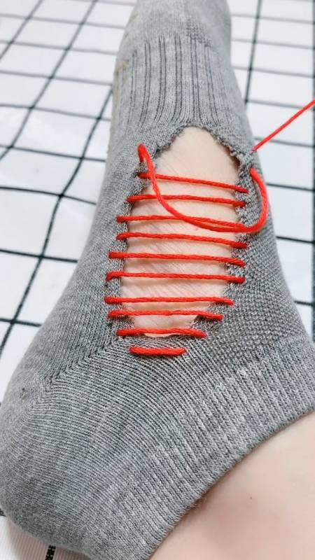 生活小妙招#袜子穿成我这样的还有谁?缝缝补补又三年-全民小视频