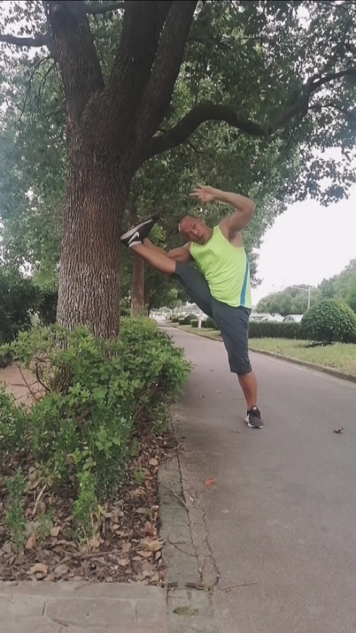 健身宁教练传递健身正能量#压腿