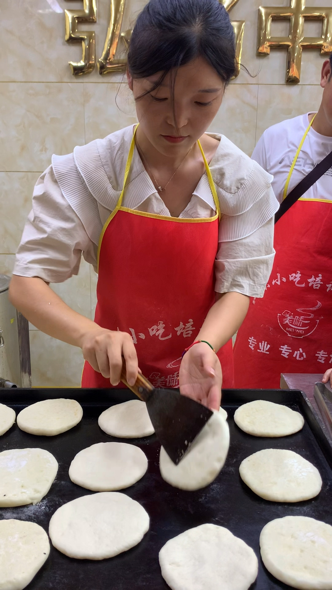 媳妇为了方便宝宝,投三千学校门口摆摊卖灌汤烧饼,从一个月三千到现在