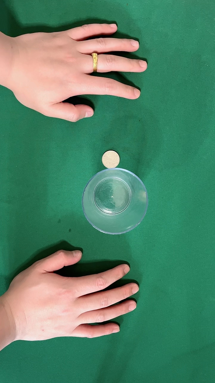 魔术教学魔术教学硬币穿越杯子纯手法流程你学会了吗