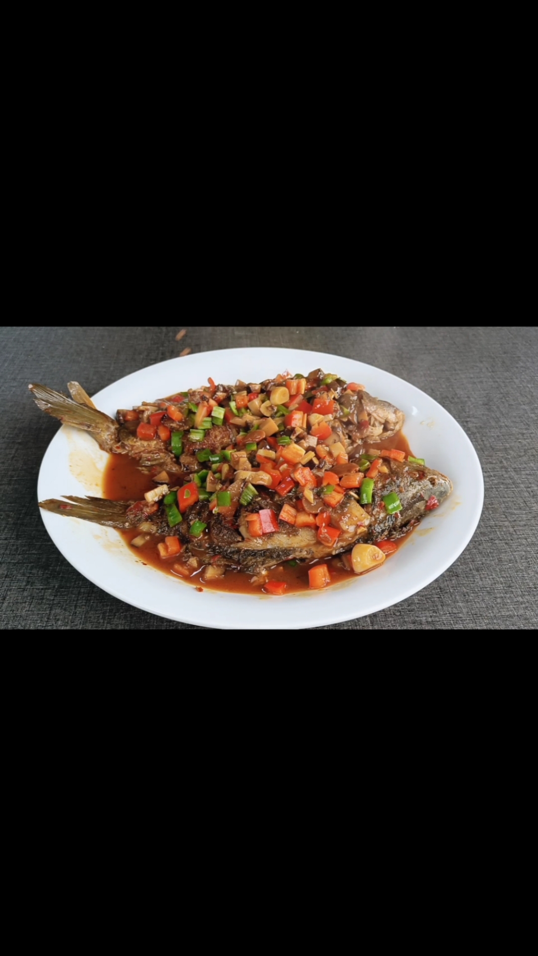 做干烧鲫鱼时第一步最好不要丢掉这样做才香味扑鼻实用