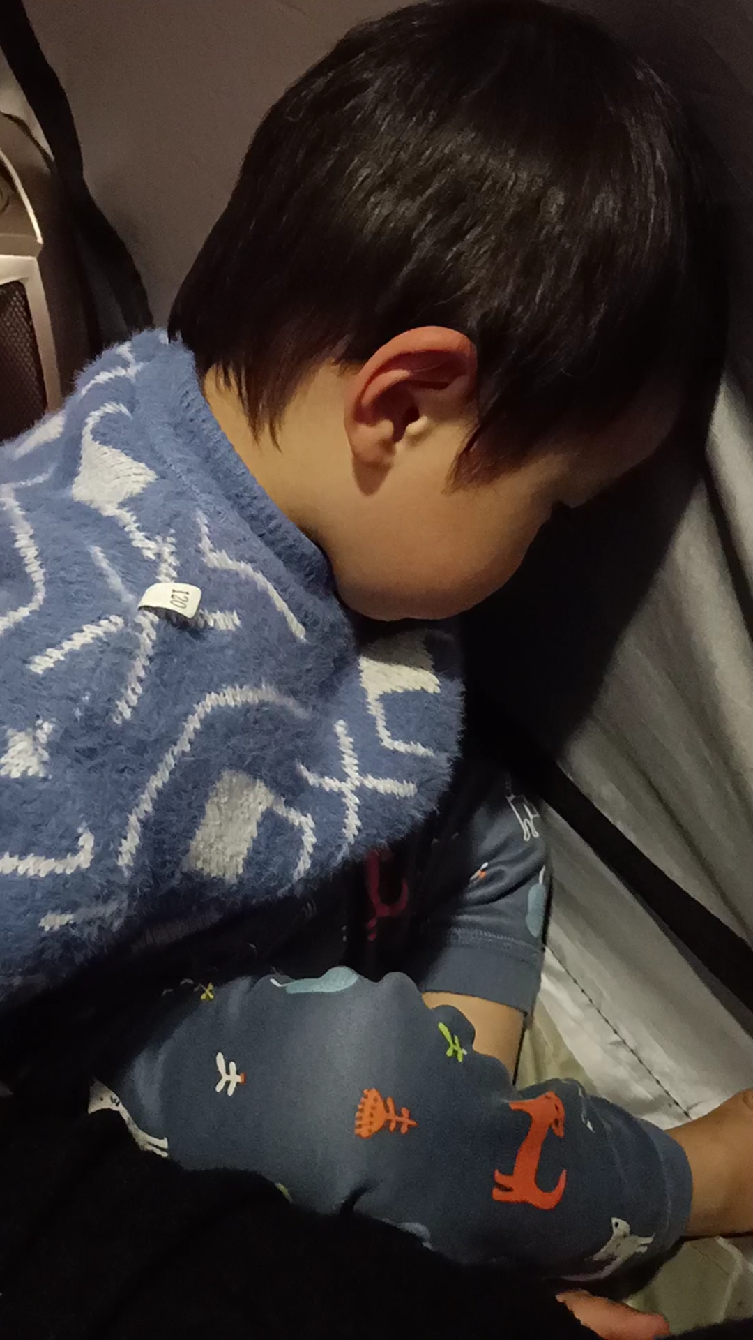 熊孩子又一个人躲起来生闷气呢