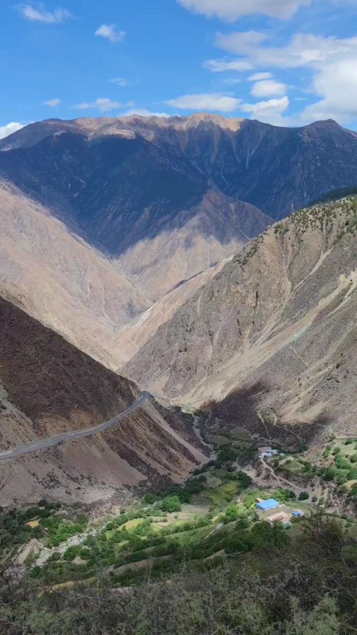 觉巴山川藏线318最惊险一段盘山路山高弯多一边是巍巍山野一边是凌云