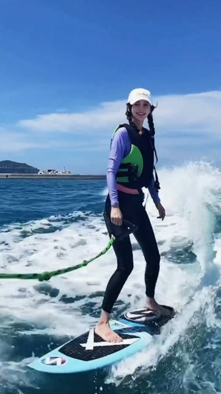 感受初夏的海洋,angelababy来冲浪啦