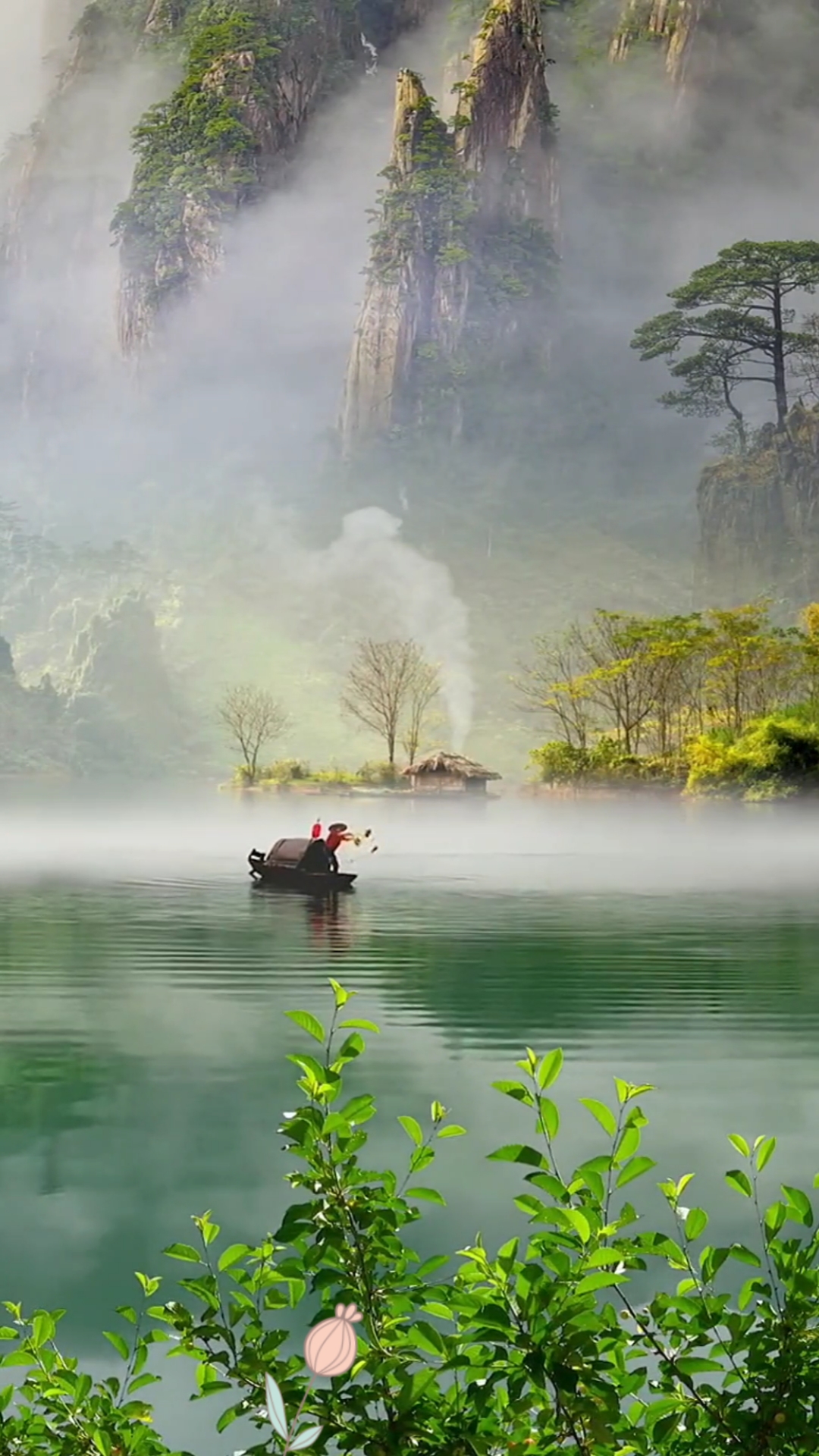 治愈系#半山半水伴云烟,扶摇直上入云天;渔翁本是凡间客,此时已是
