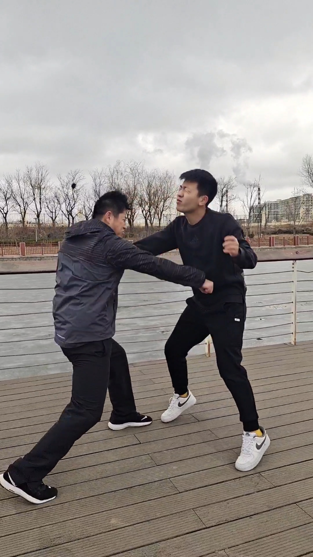 被抓衣领应对方法