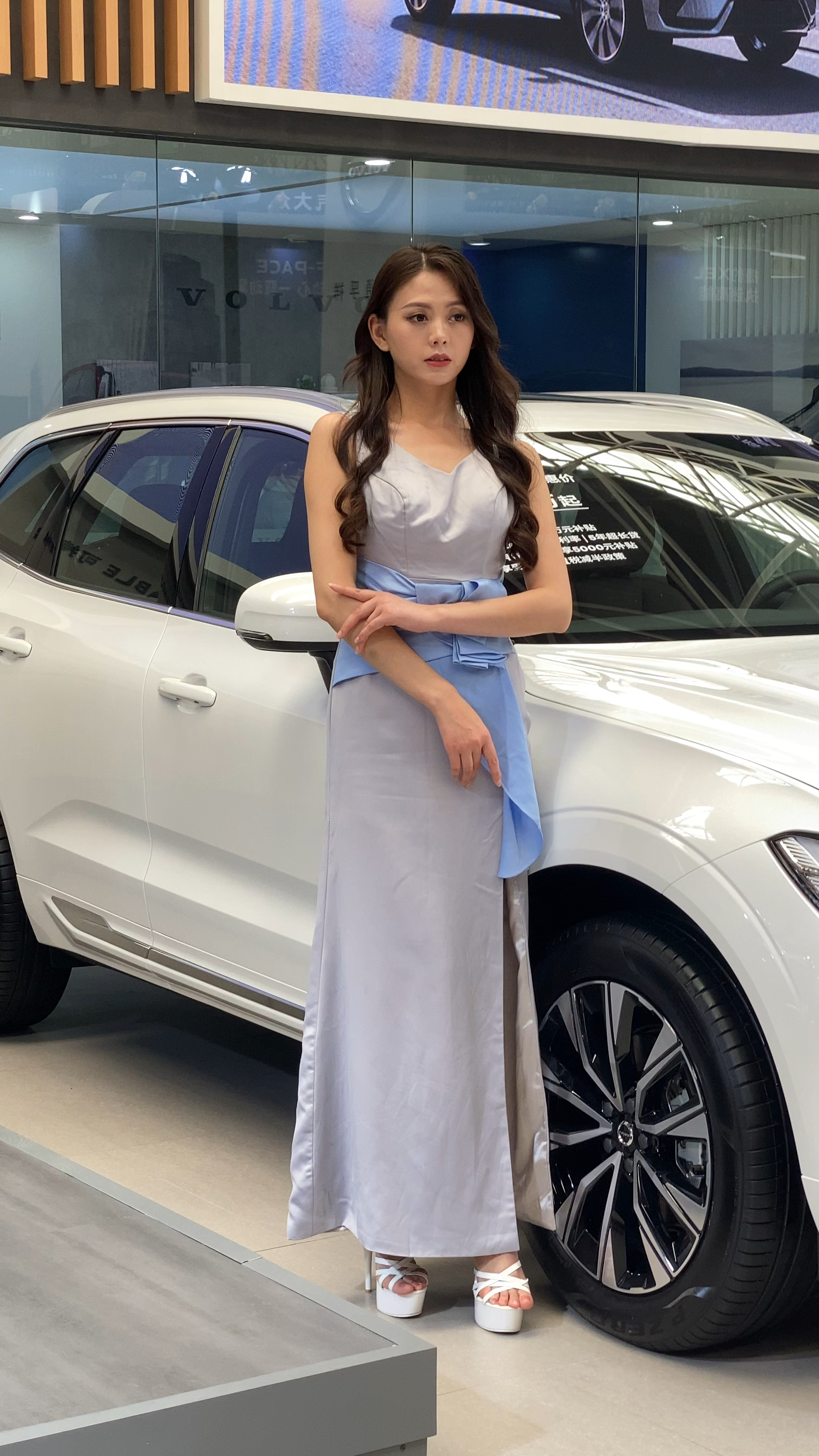美女车模#第九届昆山国际车展volvo沃尔沃展台车模赏析