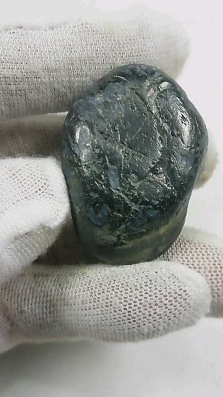 分享一颗深天蓝的蓝宝石无球粒石质石陨石,在陨石界里是极为稀少罕见