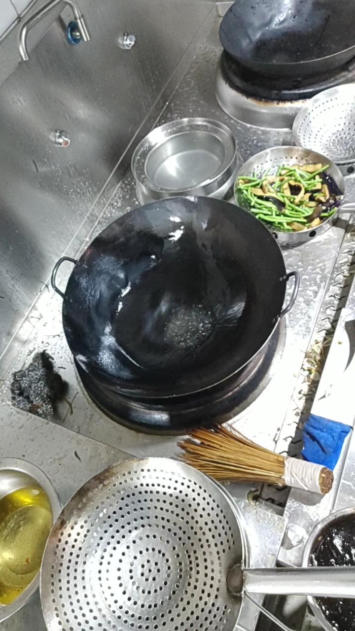 监控拍下后厨惊人的一幕,原来酒店是这样炒菜的.