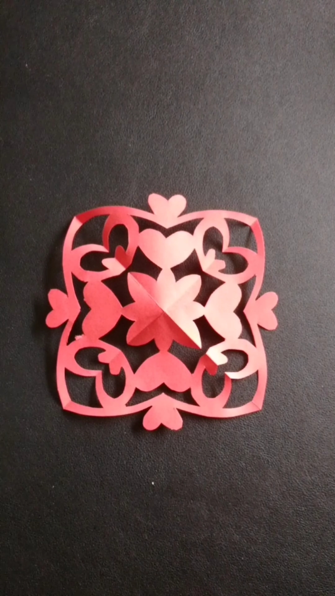 全民独门绝技咖#手工剪纸爱心,对角剪法.