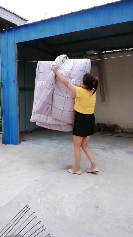 要不是亲眼所见真不敢相信嫂子是这样给我妈晒被子的,这是几个意思?