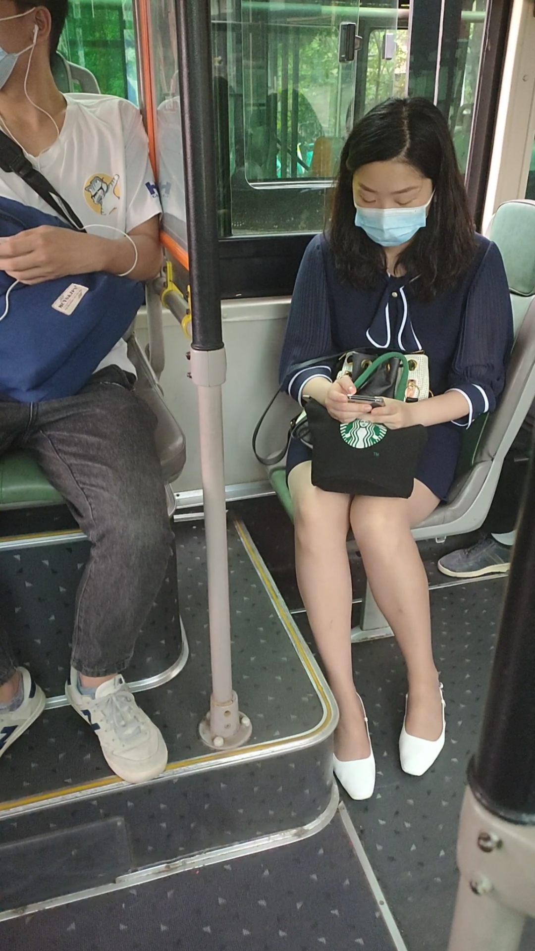 有这样的美女一起坐公交好