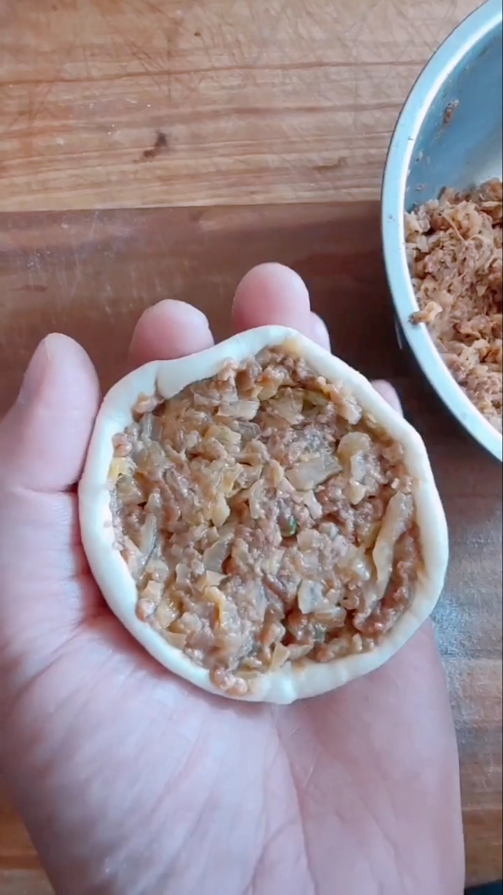 我要上热门#馅饼慢动作包制手法和面配方:面粉500克盐5克开水150克