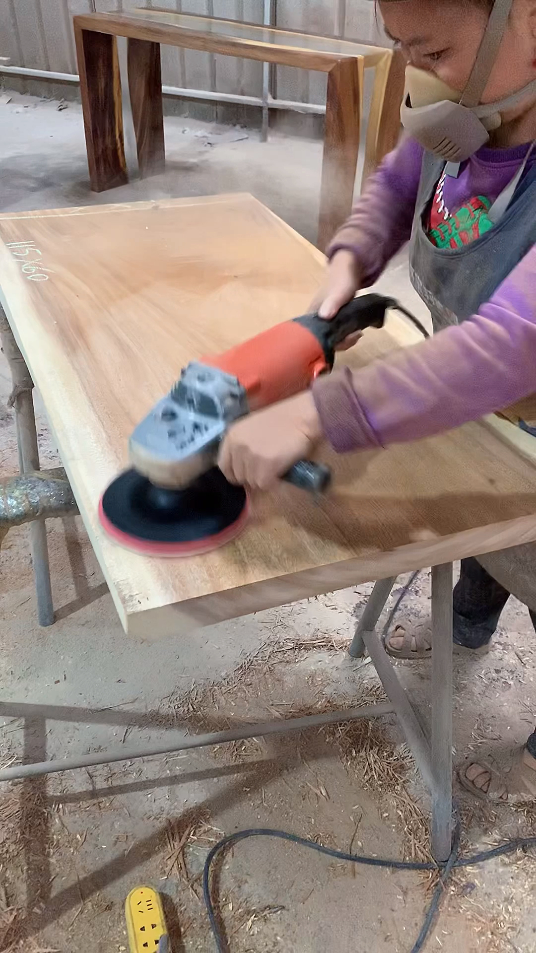 家装设计胡桃木实木大板桌打磨中家装桌子