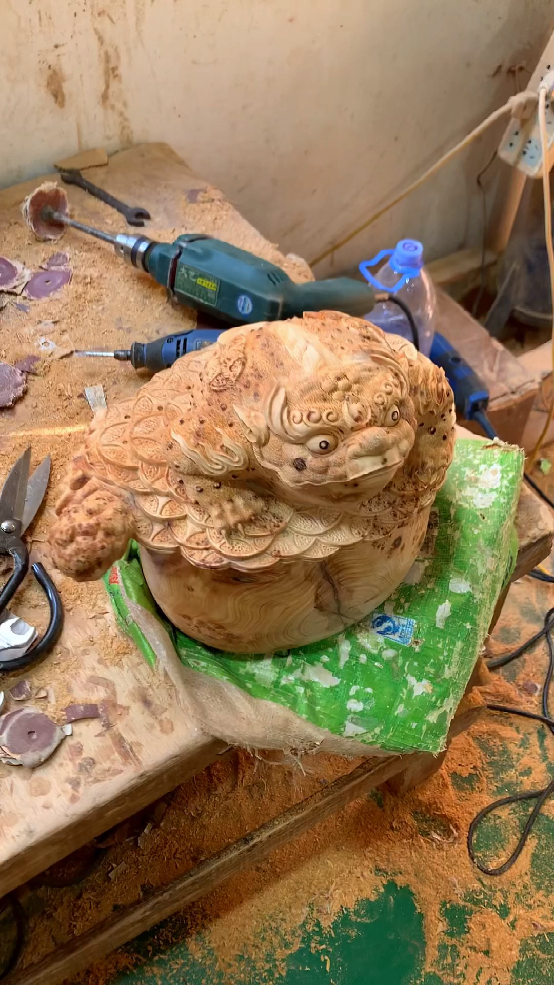 木雕制作过程#木雕工艺品招财金蟾根雕摆件