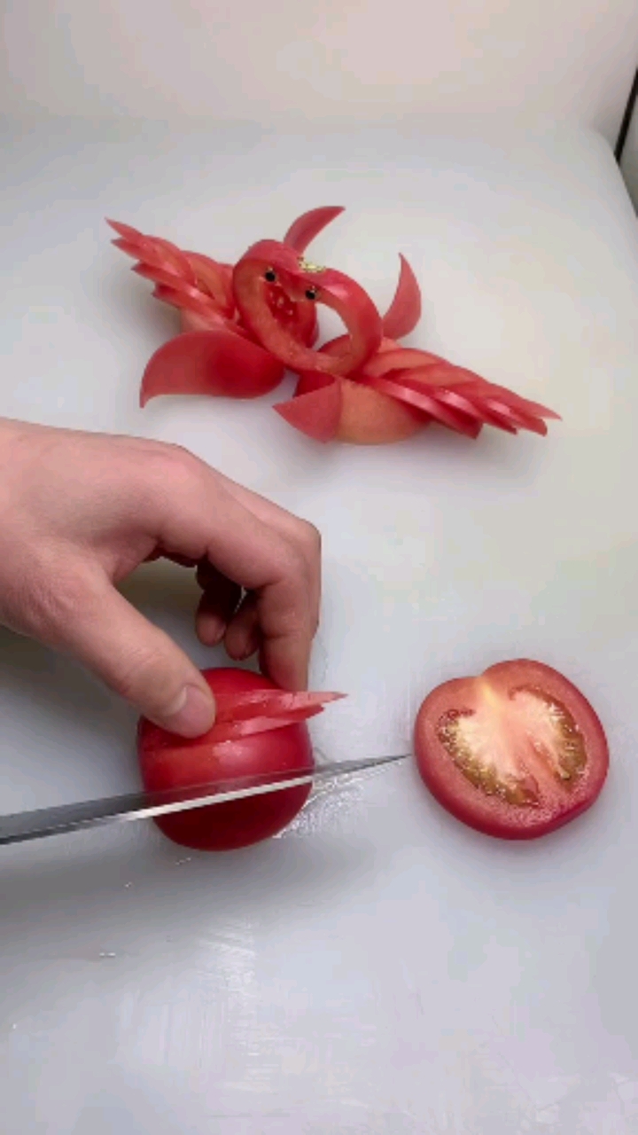 切花刀要左右开工这样子才平整好看.一朵西红柿小花就出来了