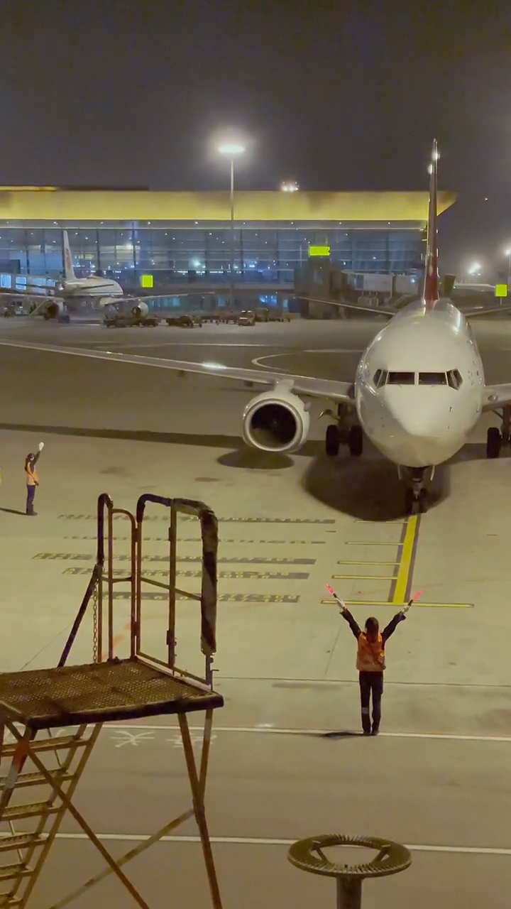 机务小姐姐"抹脖子"也太帅了!-度小视