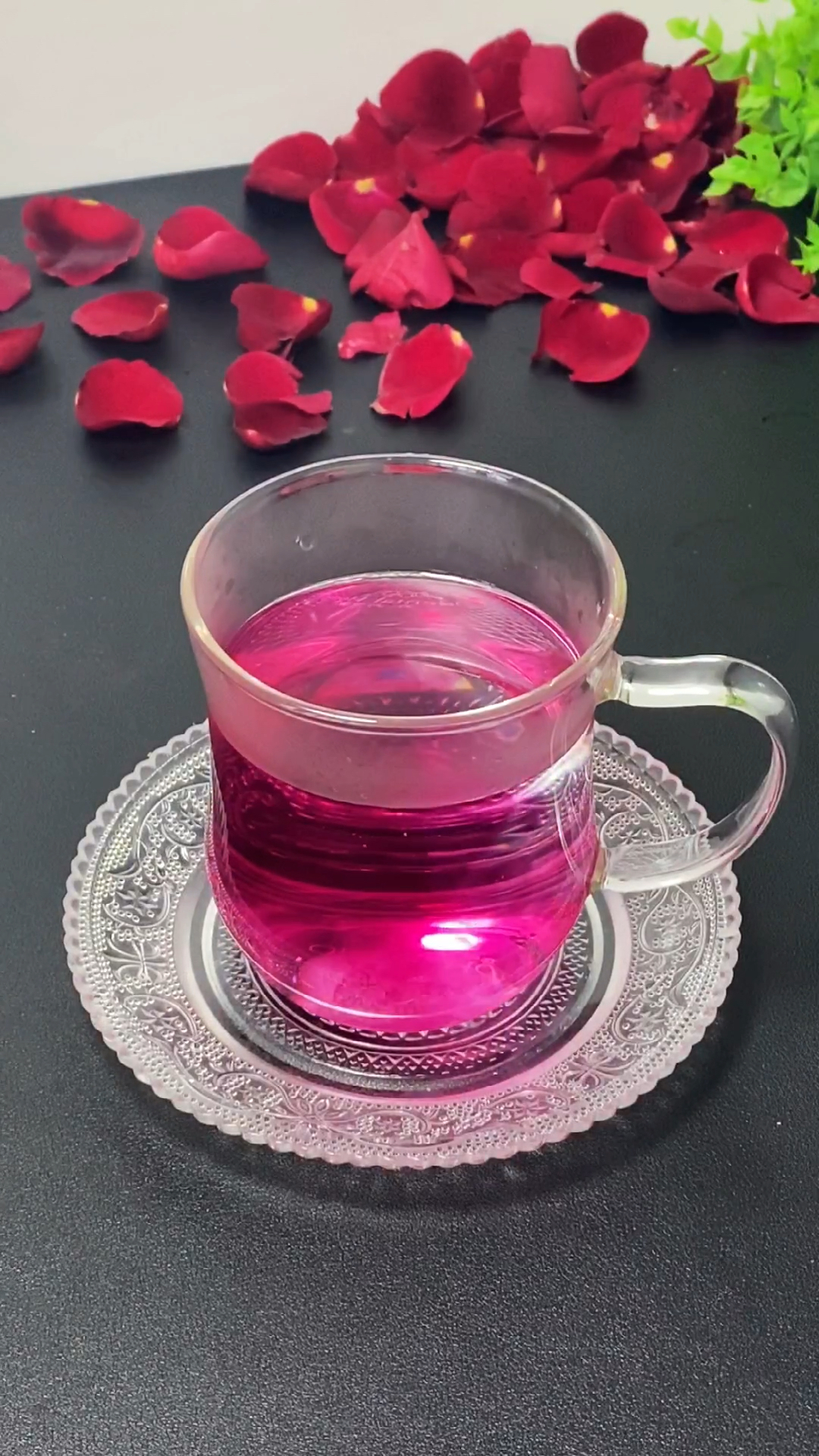 没有专门的设备,就做个家庭版的玫瑰纯露补补水吧,熬煮过的玫瑰汁还可