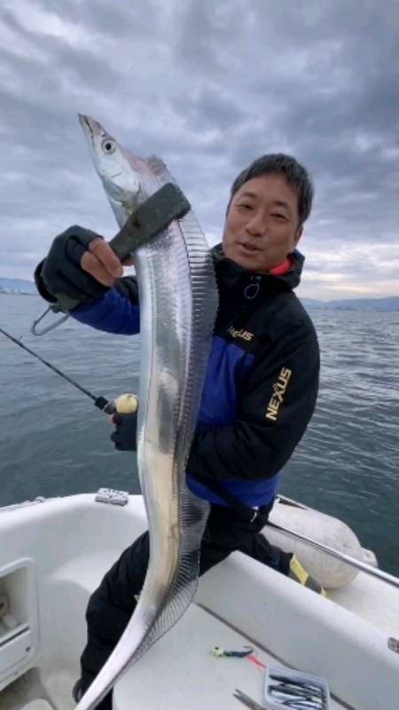 大家看刚出水的活带鱼,漂不漂亮!-全民小视频