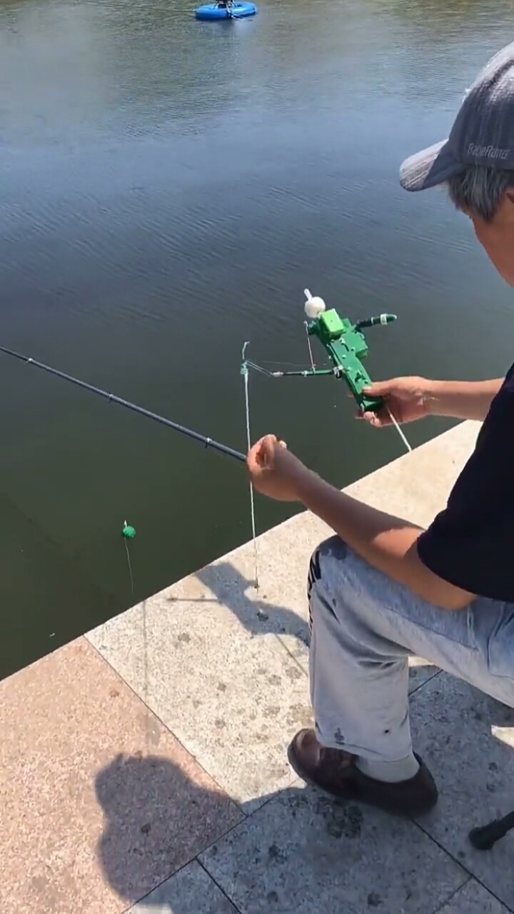 黑科技#大爷就是大爷,钓鱼都用上高科技了